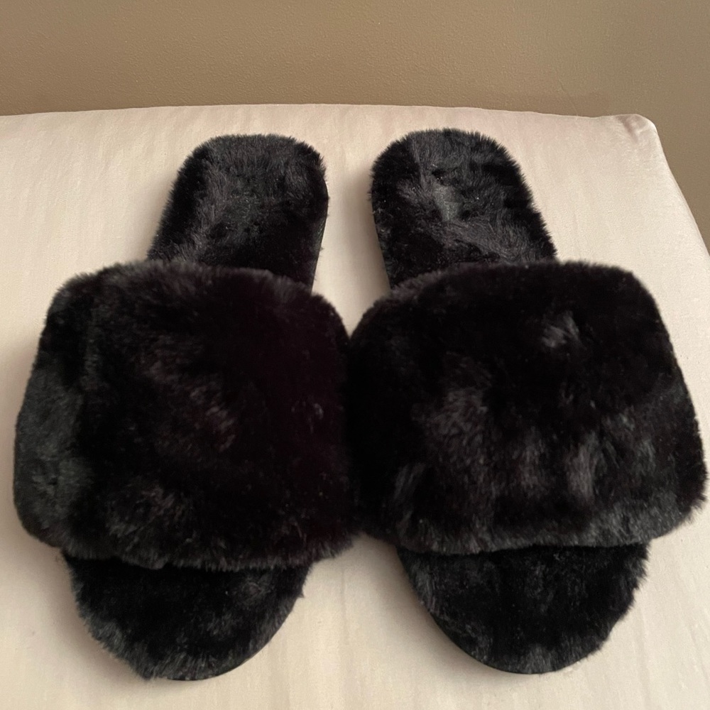 SKIMS “The Slide” Faux Fur Slippers US 7 EU 37